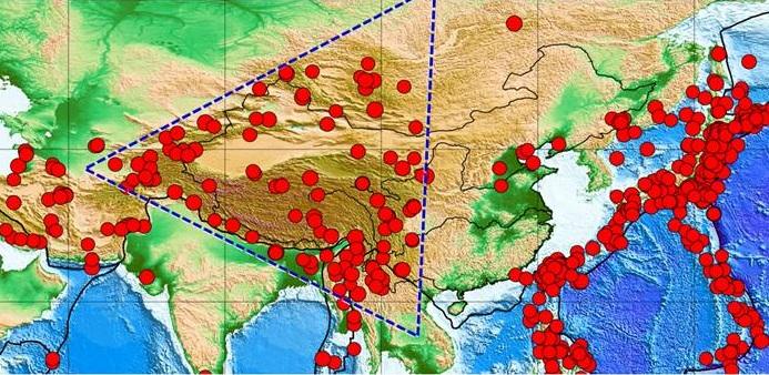 地震分布呈三角形,称为中国大陆西部及邻区强震活动的"大三角地区.